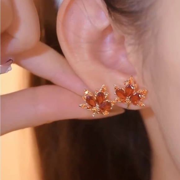 One Pair of Exquisite Retro-Style Red Maple Leaf Shaped Stud Earrings - Picture 5 of 6